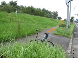 碓井川土手を登る